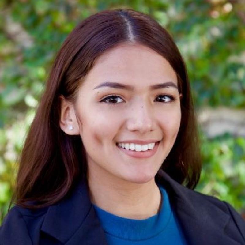 Photo of Yennifer smiling